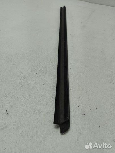 Уплотнитель стекла двери передний левый Renault