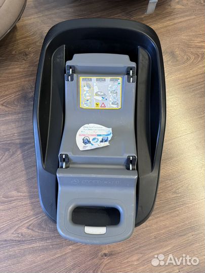 Продам Maxi-Cosi: база и 2 кресла (0-13, 9-18 кг)