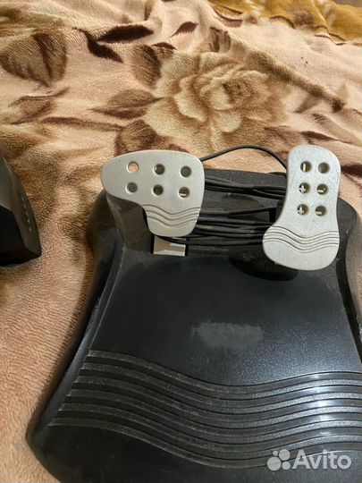 Игровой руль с педалями