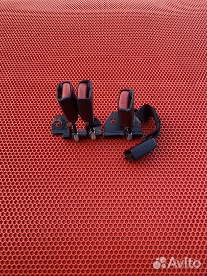 Защелки ремней задние mitsubishi carisma седан