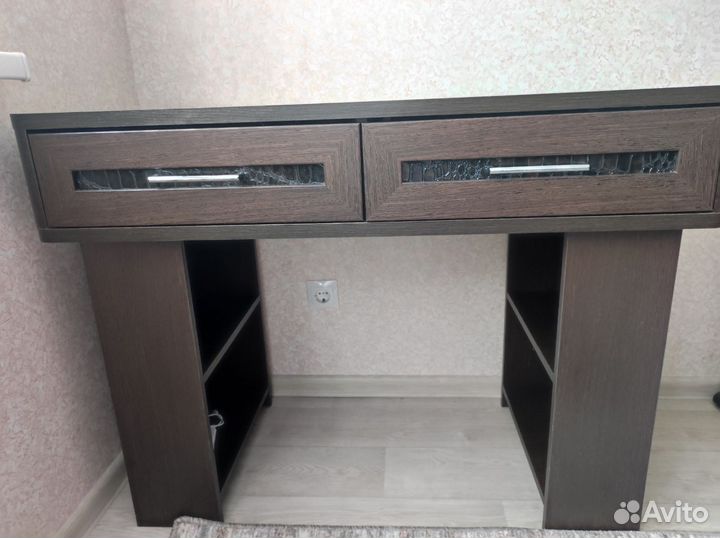 Кровать с матрасом, зеркало, столик