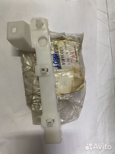 Mitsubishi 6400A404 Кронштейн боковой переднего ба