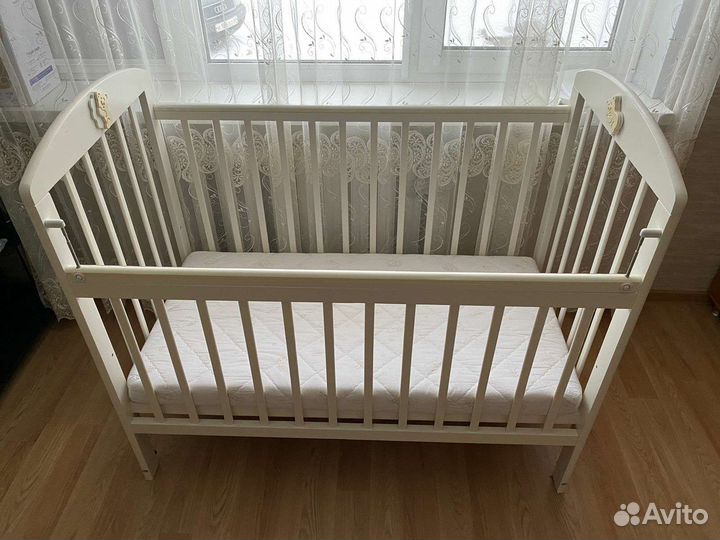 Детская кроватка с маятником белая