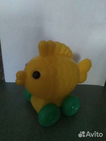 Рыба игрушечная на колёсиках