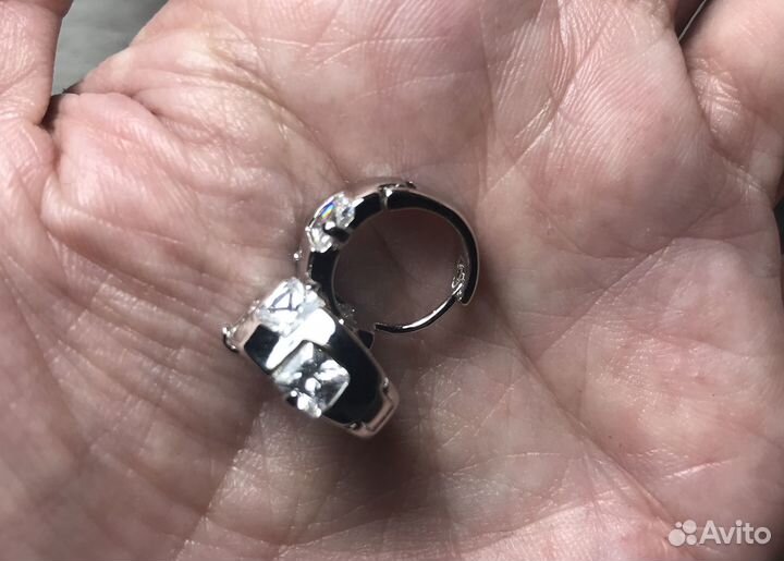 Серьги колечки с камнями белые цвет серебро