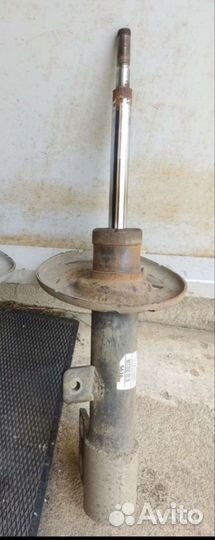 Стойка передняя левая Пежо 308