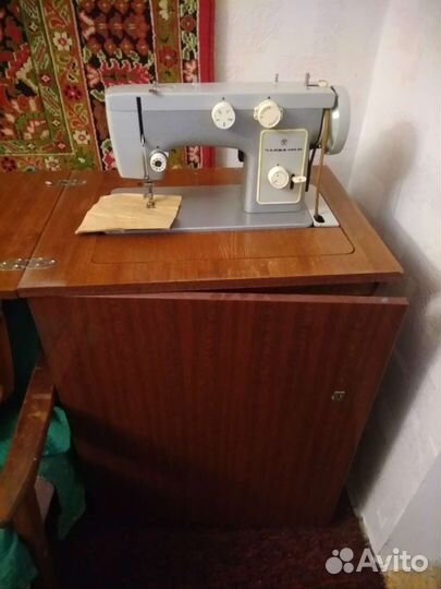 Швейная машина Чайка 142м