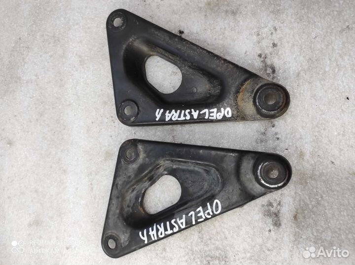 Кронштейн передней балки Opel Astra h
