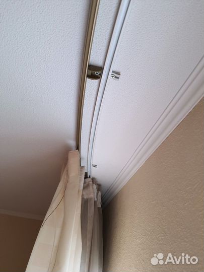 Карниз потолочный с небольшим радиусом со шторами