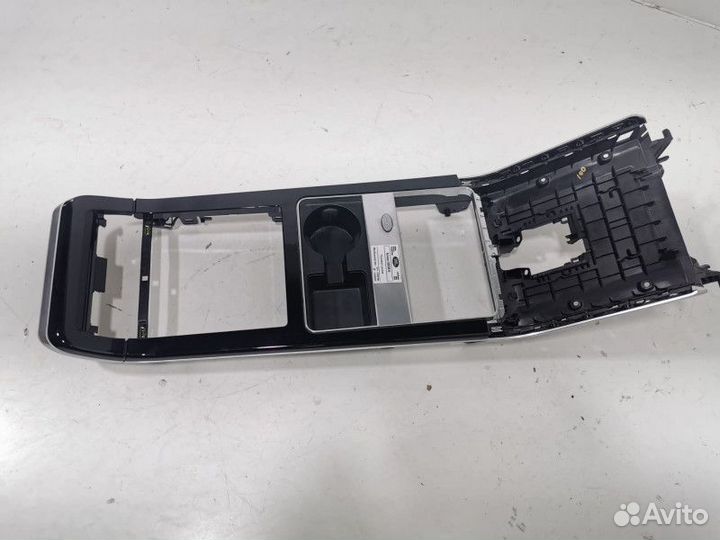 Пластик салона Land Rover Range Rover Velar 2020