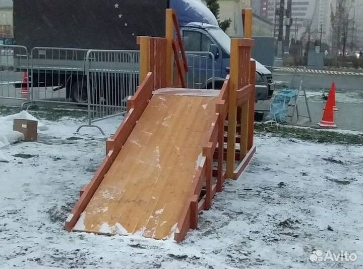 Зимняя деревянная горка 