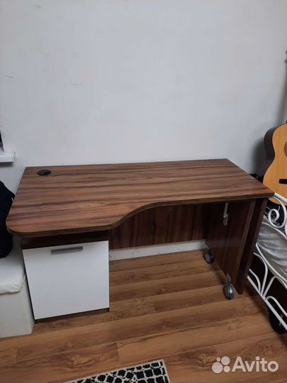 Письменный стол школьника и навесная полка