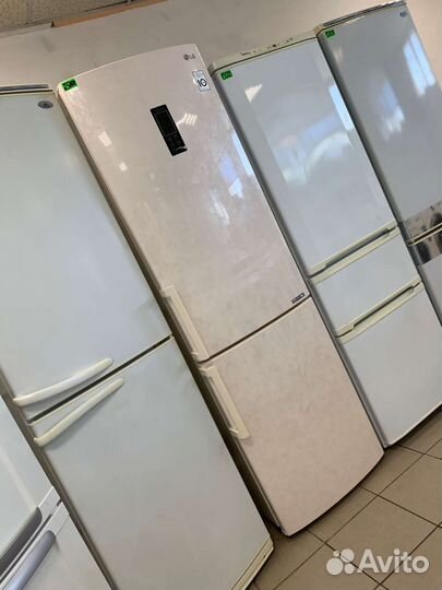 Холодильник с дисплеем, бежевый, серебристый