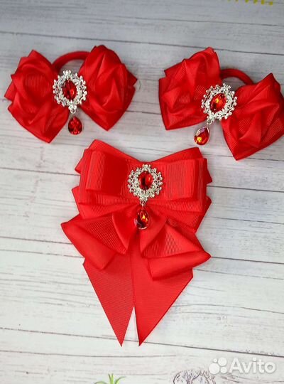 Галстук-брошь и бантики резиночки ручной работы