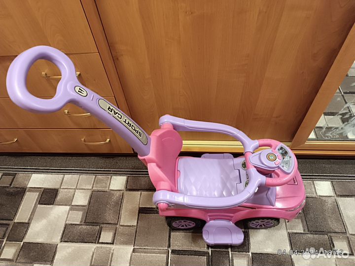 Детская машинка каталка с ручкой