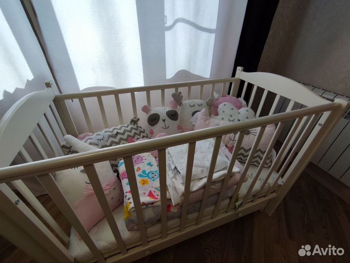 Детская кровать с матрасом, бортиками и бельем