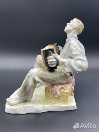 Антикварная статуэтка 