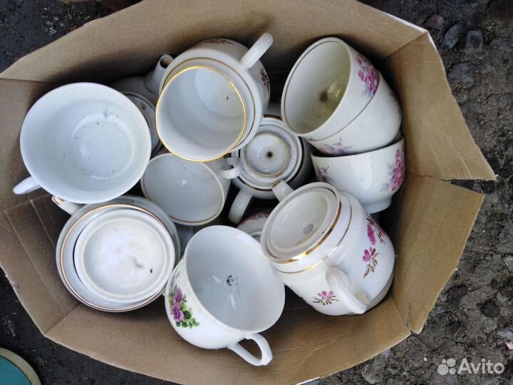 Посуда тарелки, ложки, чашки