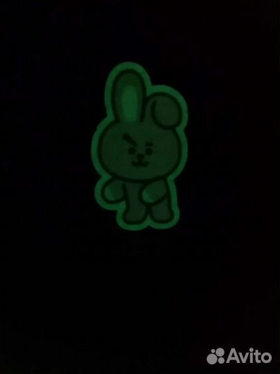 Значок BT21 cooky. Светится в темноте