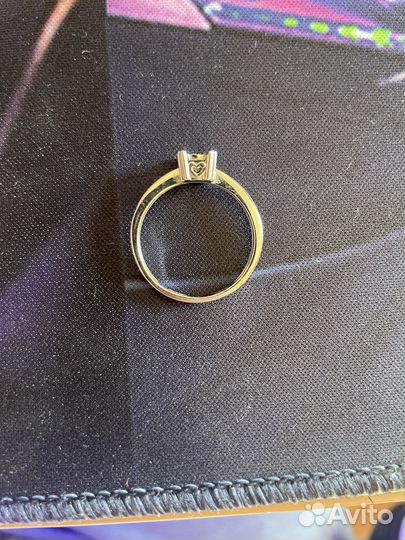 Кольцо с бриллиантом