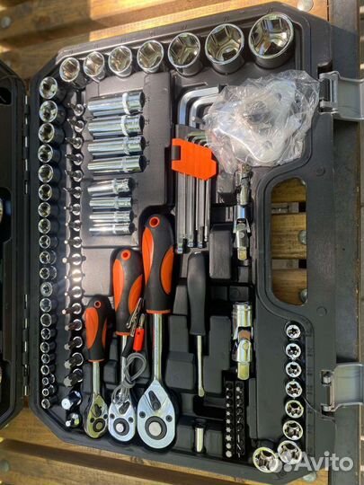 Набор инструментов для авто в чемодане