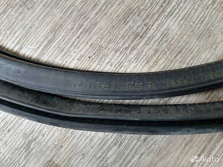 Уплотнитель двери передней правой Volkswagen Touar