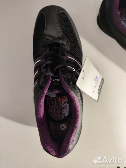 Кроссовки женские