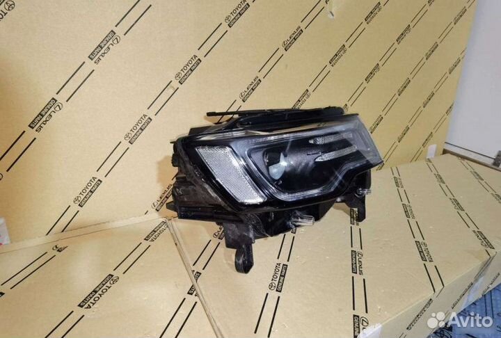 Фара правая Jeep Grand Cherokee WK2