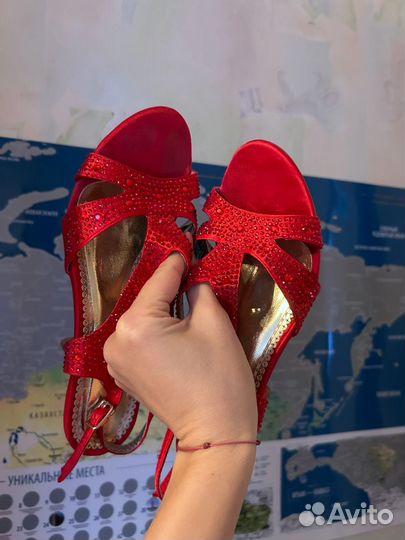 Красные босоножки со стразами 37 р