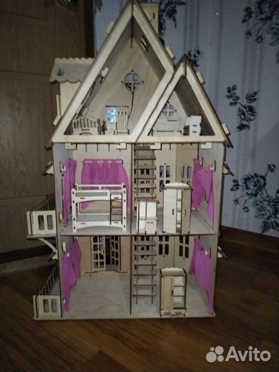 Большой кукольный домик с мебелью