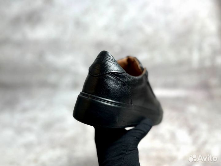 Кроссовки Armani эргономичные