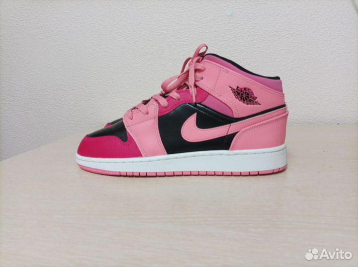 Кроссовки Air Jordan 1 Mid GS Coral Chalkоригинал