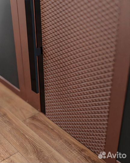 Дизайнерская входная дверь с большой ручкой в пол