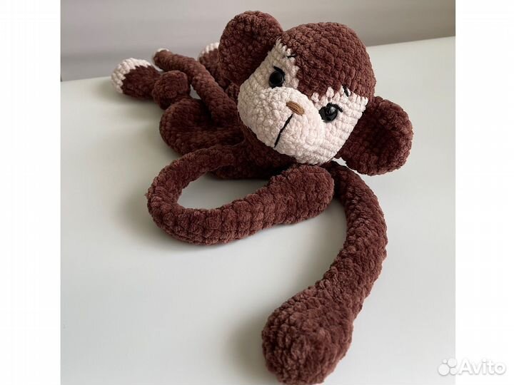 Вязанная игрушка-комфортер обезьянка