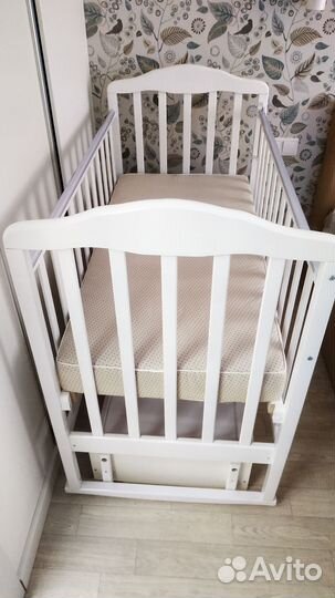 Детская кроватка с маятником