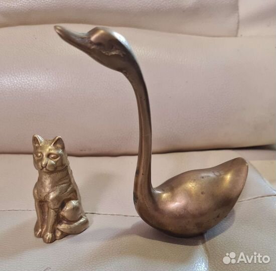 Лебедь и кот из бронзы