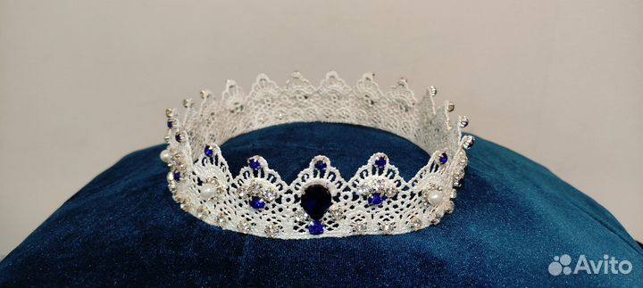 Корона из кружева с синими стразами