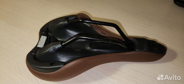 Седло коричневое от велосипеда b'twin tilt 900