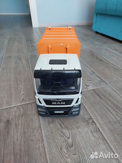 Мусоровоз bruder