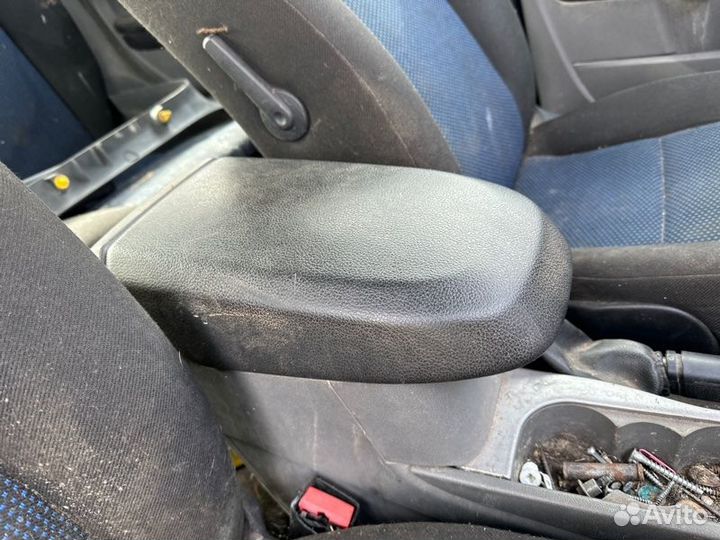 Подлокотник Ford Focus 2 хетчбек 1.6 shdb 2008