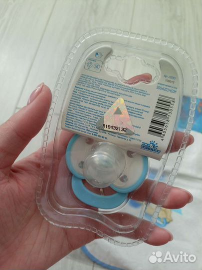 Слюнявчик и пустышка