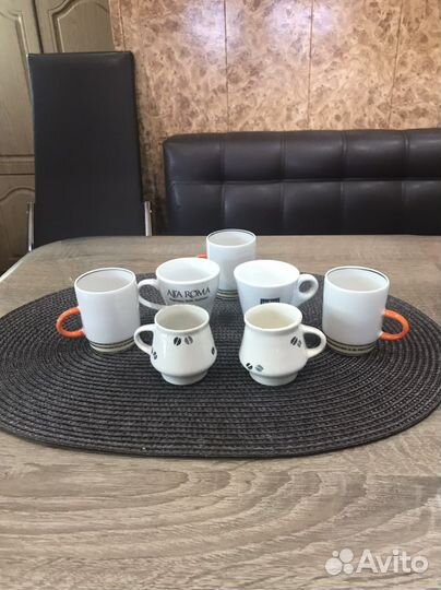 Кофейные чашки, кофеварка, блюдца
