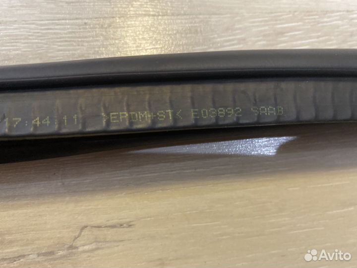 Уплотнитель дверного проема передний Cadillac Bls