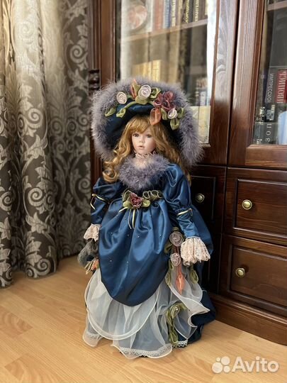 Кукла фарфоровая