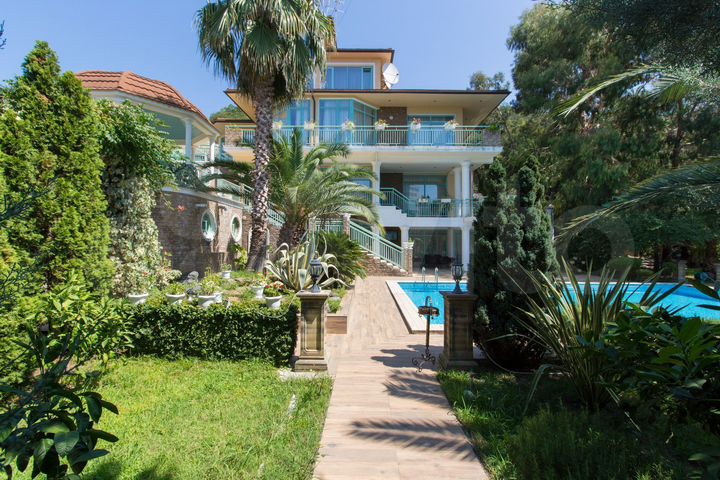 Дом 700 м² на участке 16 сот.