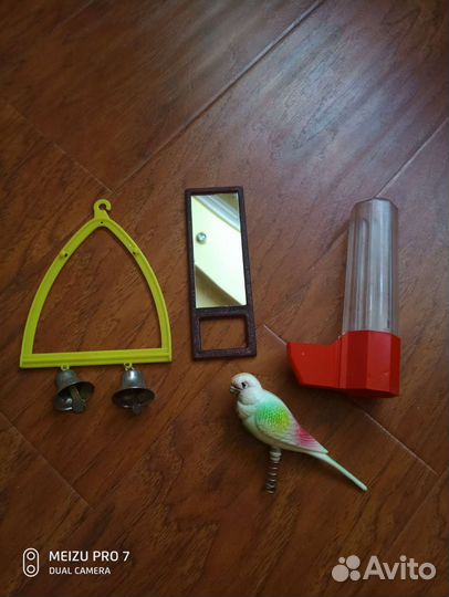 Игрушки и поильник для попугая