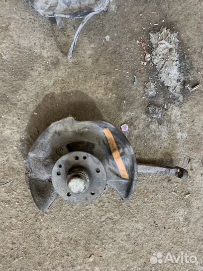 Поворотный кулак w210 передний