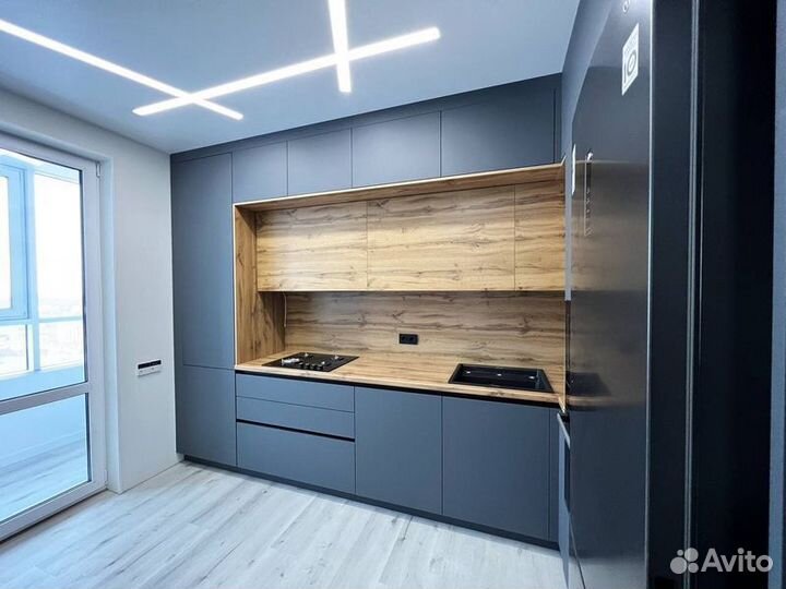 Угловая кухня на заказ с витринами