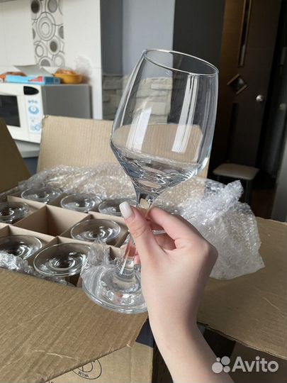 Винные бокалы, рюмки, прозрачные стаканы