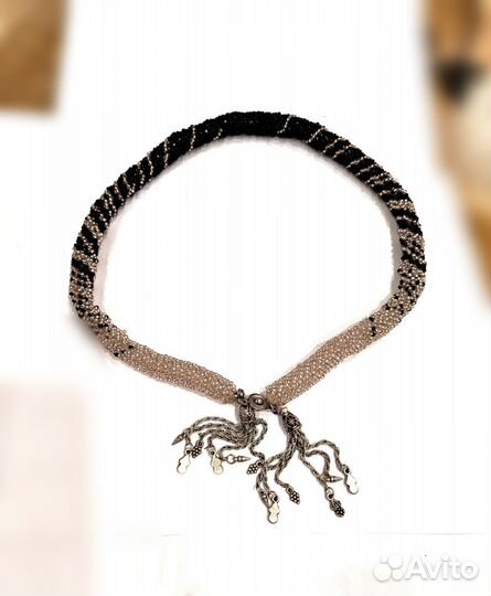 Колье ручной работы из бисера с замком-подвеской